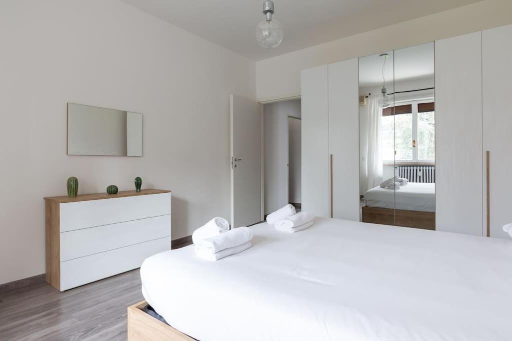 Large Apartment Close To Metro ミラノ エクステリア 写真
